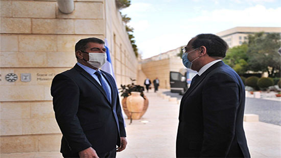 وزير البترول المصري، طارق الملا، ووزير الطاقة الإسرائيلي، يوفال شتاينتس