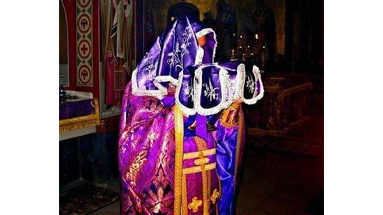 الأنبا نيقولا أنطونيو : الكاهن يغطي وجهه وهو يحمل القدسات الإلهية مهابة لحضور الرب