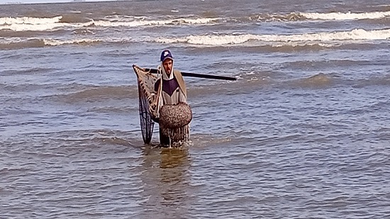 أحد الصيادين أثناء خروجه من صيد أم الخلول من مياه البحر