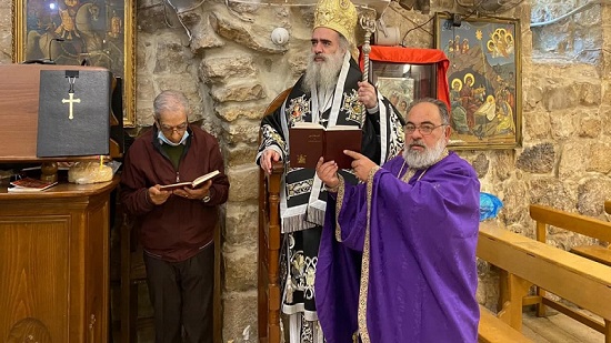  مطران القدس يزور بلدة الزبابدة ويترأس القداس بالكنيسة الأرثوذكسية

