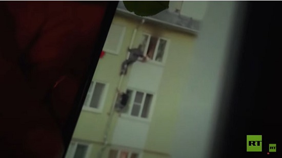مشاة ينقذون 3 أطفال من شقة مشتعلة في روسيا