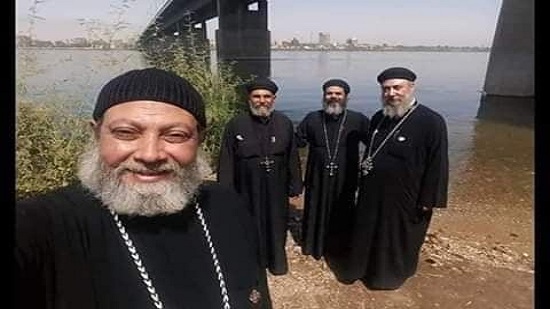  كهنة الكنيسة تبارك النيل فى أسوان من أجل الفيضان