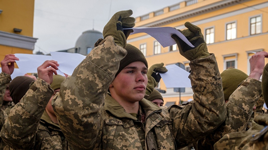 استسلام عسكريين أوكرانيين للجيش الروسي 