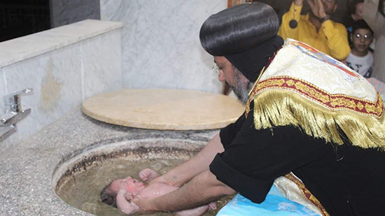 الانبا ارسانيوس يترأس طقس معمودية طفل بكنيسة العذراء 