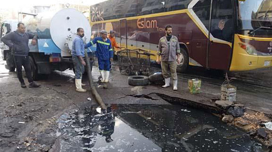 صور .. سقوط أتوبيس على متنه 24 شخص في هبوط أرضي بالإسكندرية