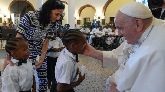 البابا فرنسيس من جمهورية الكونغو : الخير ينمو في بساطة الأيدي والقلوب الممدودة إلى الآخرين .. يجب البحث عن الرب ومحبته في الفقراء