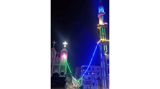 كنيسة ومسجد يتشاركان في تعليق زينة رمضان بقنا