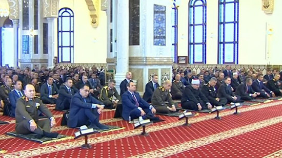  الرئيس السيسي يؤدي صلاة الجمعة من مسجد المشير فى ذكرى العاشر من رمضان