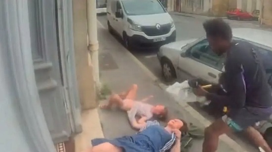 فيديو مرعب.. شاب ينقض على امرأة وابنتها في وضح النهار