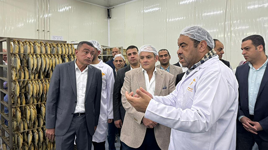 وزير التجارة ومحافظ بورسعيد يتفقدان مصنع بورسعيد ستار لإنتاج الأسماك المدخنة