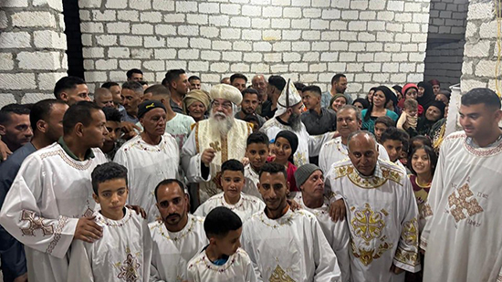 الأنبا مكاريوس الراعي الأمين يشارك أبنائه بقرية الفواخر قداس عيد القيامة 